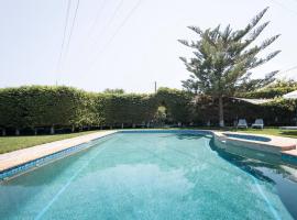 Chara's Private Villa with Swimming Pool & jacuzzi，位于基亚通的酒店