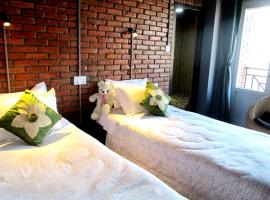 Cafe Beyond and Guest House，位于巴克塔普尔的酒店