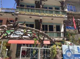 White Palace Hotel，位于Rasuwā Garhi的酒店
