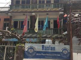 White Palace Hotel，位于Rasuwā Garhi的酒店