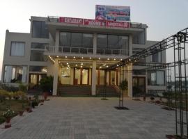 Yashvi Hotel and resorts，位于Banūr的酒店