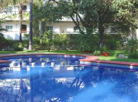 金叶酒店及套房 ，位于瓜达拉哈拉西部科技和高等教育学院附近的酒店