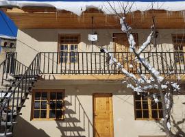 Guesthouse Robi，位于梅斯蒂亚的带按摩浴缸的酒店