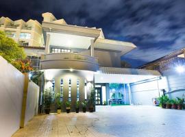 G Beach Front Villa，位于峇都丁宜的带停车场的酒店