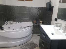 APARTAMENTO CON JACUZZI VISTAS A LA PISCINA，位于科斯塔卡玛的酒店