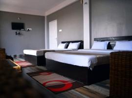 7 Sisters Falls View Inn，位于乞拉朋齐的酒店