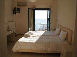 Gorgones, sea-front, great view，位于卡德哈米利的海滩短租房