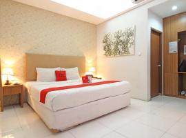 RedDoorz Plus @ Jl Jendral Sudirman Sukoharjo，位于梭罗的酒店