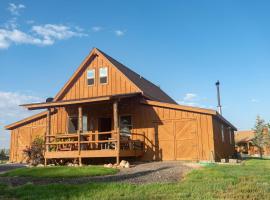 Beautiful 1 BR "Barn" Cabin - Perfect for Small Families，位于潘圭奇的酒店