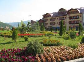 Grand Hotel Perla Ciucasului，位于Tărlungeni的酒店