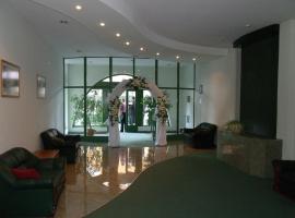 Hotel König，位于沙托劳尔尧乌伊海伊的酒店