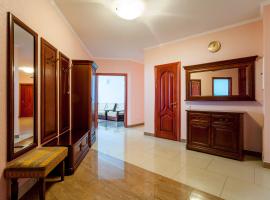Large luxury 4-room apartment with a sauna, near the metro Levoberezhnaya，位于基辅的度假村