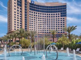 Wasaga Beach Mansion，位于沃萨加比奇海滩的酒店