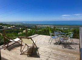 Lounge des hauts 3 maisons à L'étang-Salé sans vis à vis avec vue panoramique Océan et Montagne，位于厄唐萨雷的山林小屋