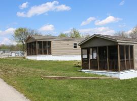 Plymouth Rock Camping Resort Two-Bedroom Park Model 9，位于Elkhart Lake的酒店