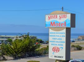 银色冲浪汽车旅馆，位于圣西米恩的汽车旅馆