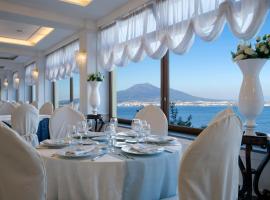 La Panoramica Hotel，位于卡斯特拉玛雷帝斯达比亚的酒店