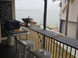 Waterfront Location - 2 Bed Apartment in Corlette, Port Stephens - Sleeps 4，位于科莱特的酒店