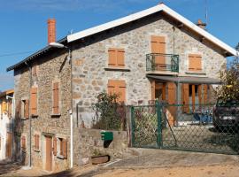 gite de Sauviat 25 chemin du grand Pacher le bourg de Sauviat 63120，位于Sauviat的酒店