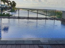 Mactan Newtown Condo with Garden and Ocean View，位于麦克坦的酒店