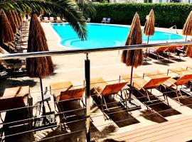 Hotel Vista Odin，位于帕尔马海滩的带按摩浴缸的酒店