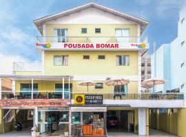 Pousada Bomar Bombinhas，位于邦比尼亚斯的酒店