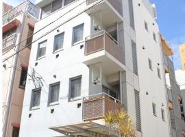 Across Omoromachi Naha，位于那霸的公寓式酒店