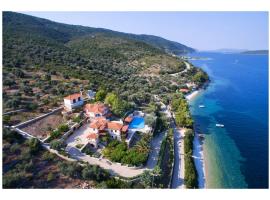 Alonissos beach villa 5 steps away from the sea，位于Kalamakia的带泳池的酒店