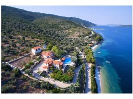 Alonissos beach villa 5 steps away from the sea，位于Kalamakia的酒店