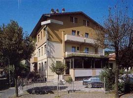 皮耶里娜酒店，位于卡斯特罗卡罗泰尔梅的酒店