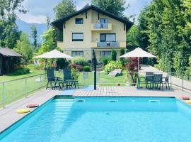 Haus am Wald，位于法克湖的带泳池的酒店