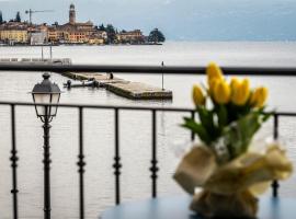 Casa Mari Fronte Lago，位于萨罗的酒店