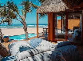 Eclectic Beach Retreat，位于Cabo Nhamua伊尼扬巴内中央市场附近的酒店