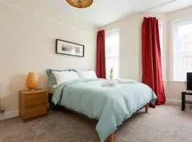 Stylish Town Centre Apartment Close to Beach and Shops