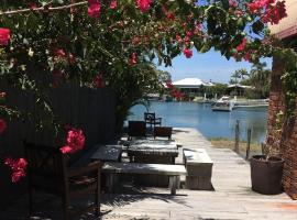 Renovated Beach House in the Heart of Mooloolaba，位于穆卢拉巴的酒店