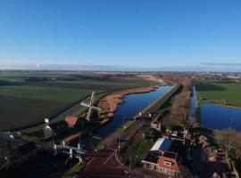 VAKANTIEHUISJE Bij de Molen tussen Alkmaar en Hoorn，位于Oterleek的带停车场的酒店