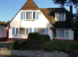 Lovely Bournemouth cottage with beautiful large garden, 5 min to the beach by car，位于伯恩茅斯的酒店