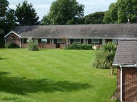 Stables Country Lodge，位于Llanwnda的酒店