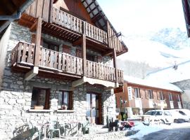 Le Relais des Ecrins，位于Saint-Christophe-en-Oisans多姆诺尔德滑雪缆车附近的酒店