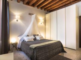 Terrazzina - Romantic Pied A Terre at the heart of Cannaregio district，位于威尼斯的带停车场的酒店