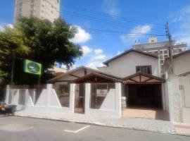 Pousada Casa Verde - quartos individuais - smart tv 32 - e banheiro privativo，位于伊达贾伊Hercílio Luz Stadium附近的酒店