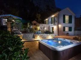 Luxurious Holiday Home in Makarska with Jacuzzi
