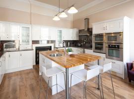 Stunning Spacious Central Apartment near Parade Gardens，位于巴斯的酒店