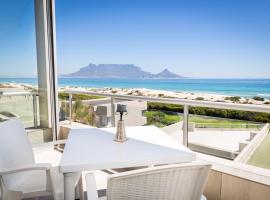 Luxury Private Beachfront 2 bedroom Dolphin Apartment, Blouberg, Cape Town，位于布鲁堡史特兰的酒店