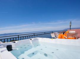 panoramic sea view house，位于图彻皮的带按摩浴缸的酒店