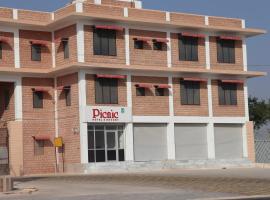 Picnic Hotel and Resort，位于Phalodi的酒店