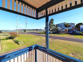 Waterside Retreat at Blacksmiths Beach - Swansea Channel，位于Blacksmiths的酒店