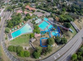 Hotel y Parque Acuatico Agua Sol Alegria，位于亨达的酒店