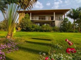 StayVista at Shubmann Villa with Pvt Pool & River View，位于Rudāna的酒店