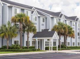 Microtel Inn & Suites by Wyndham Spring Hill/Weeki Wachee，位于维基瓦治维基-瓦奇泉公园附近的酒店